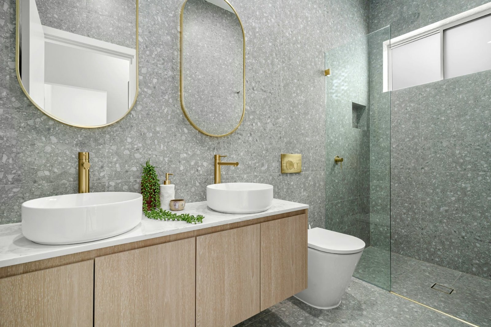 Baño moderno con ducha de obra y mueble suspendido.